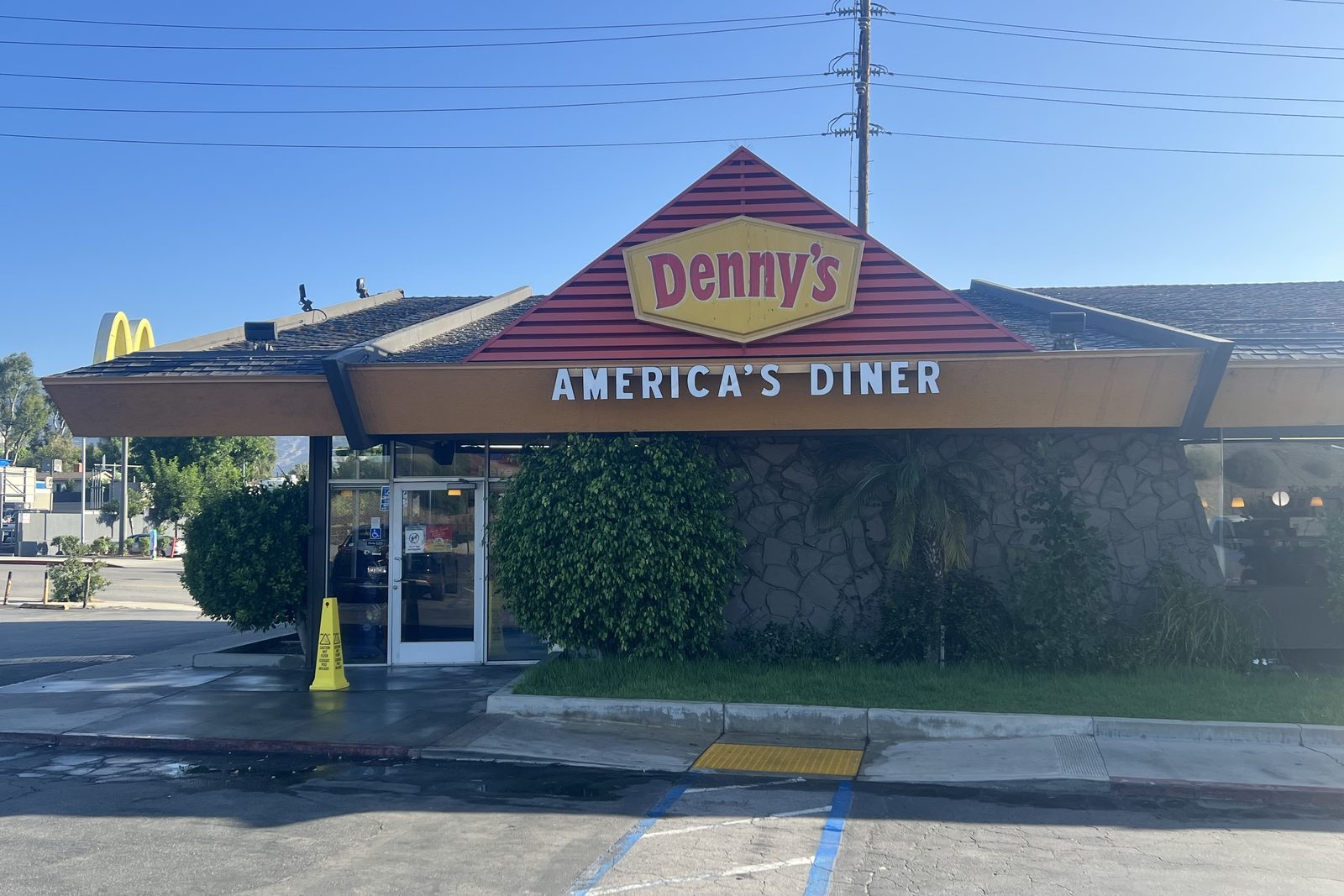 Illusztráció: denny’s Sylmarban, Kaliforniában, nem ez az étterem