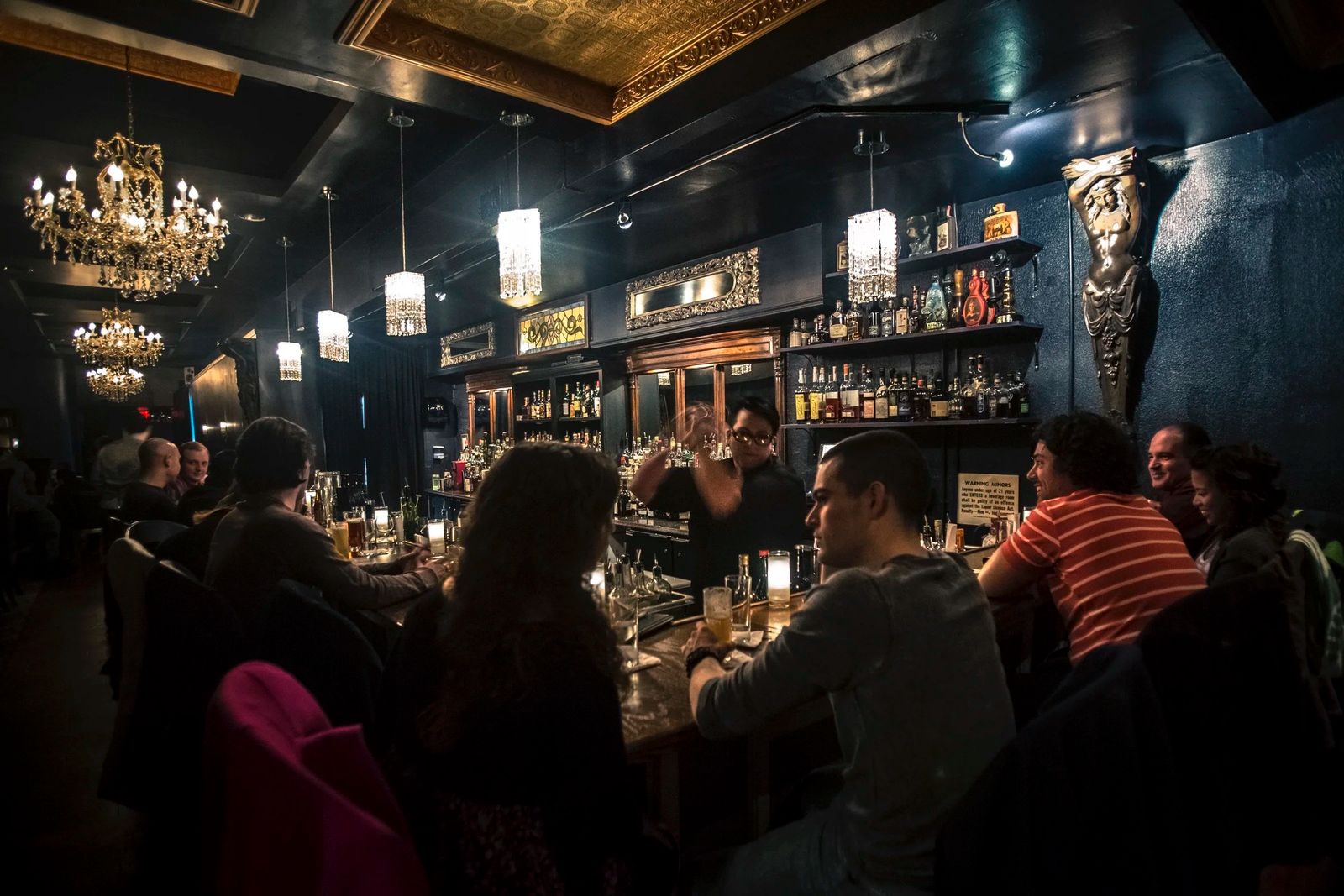 Guests and bar at The Oakland