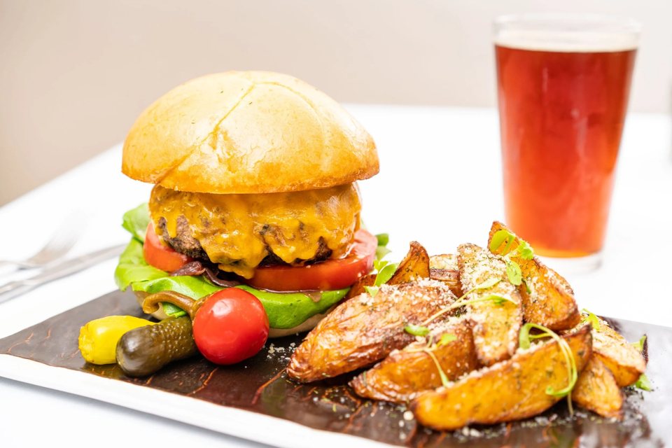 NoVI Craft House: Burger at NoVI Craft House