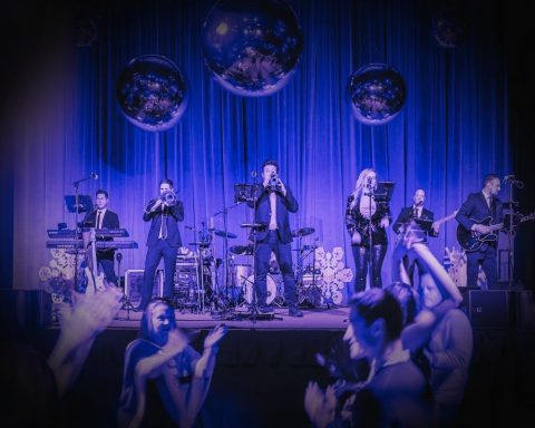 A Night Out with Brena: bulizenekar és happy hour a Frauenthal Theaterben