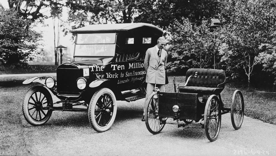 Henry Ford between the ten millionth Model T and his first car, the Quadricycle, on June 4, 1924