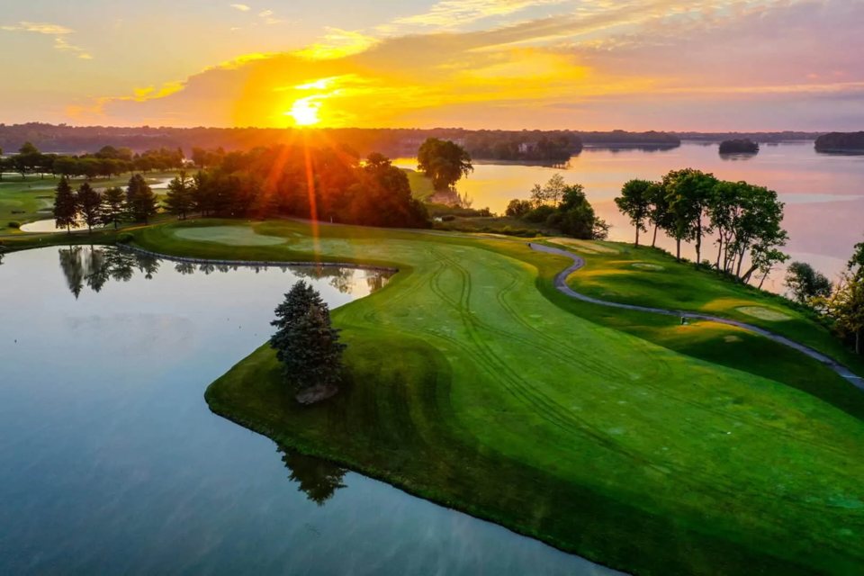 Légi felvétel az Eagle Crest golfpályájáról és a Ford-tóról, alacsonyan álló nappal