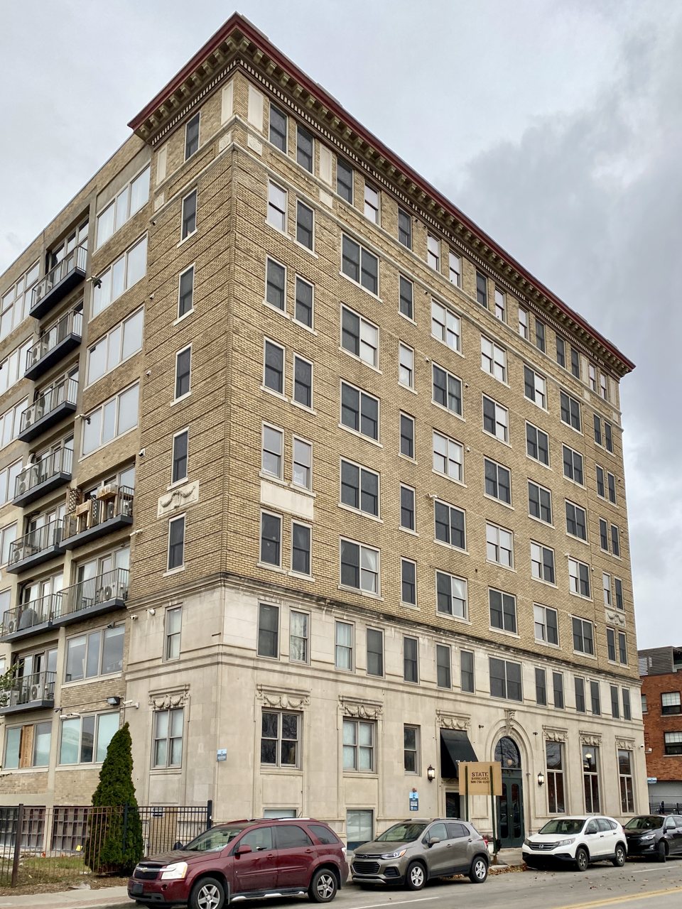 Az egykori Carlton Plaza Hotel téglaépülete, ma Carlton Lofts, 2022-ben