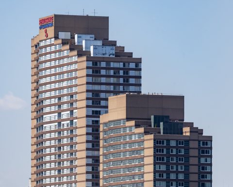 A szálloda toronyháza Courtyard Marriott felirattal a tetején