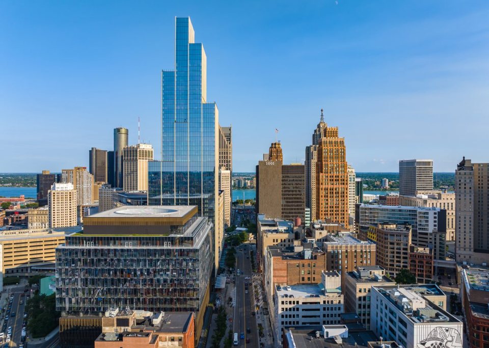 A Hudson's Detroit üvegtornya, ahol a szálloda nyílik, a belváros fölött, háttérben a Detroit folyóval