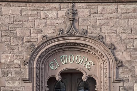 A bejárat faragott kőíve az El Moore felirattal