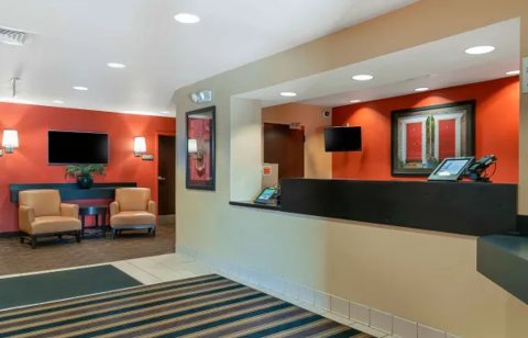 A recepció és a váróterület narancssárga falakkal