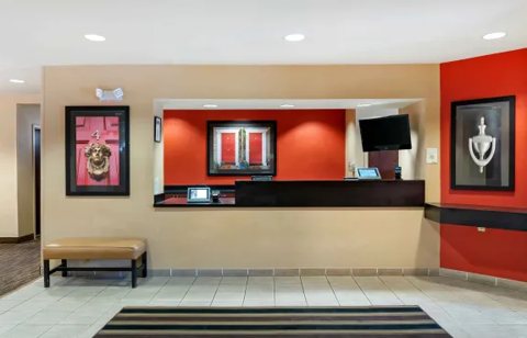 Recepció piros fallal és csíkos szőnyeggel