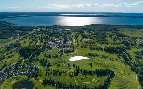 Légifelvétel a resortról, a golfpályákról és a Grand Traverse-öbölről