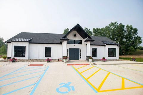 A kemping fehér recepcióépülete