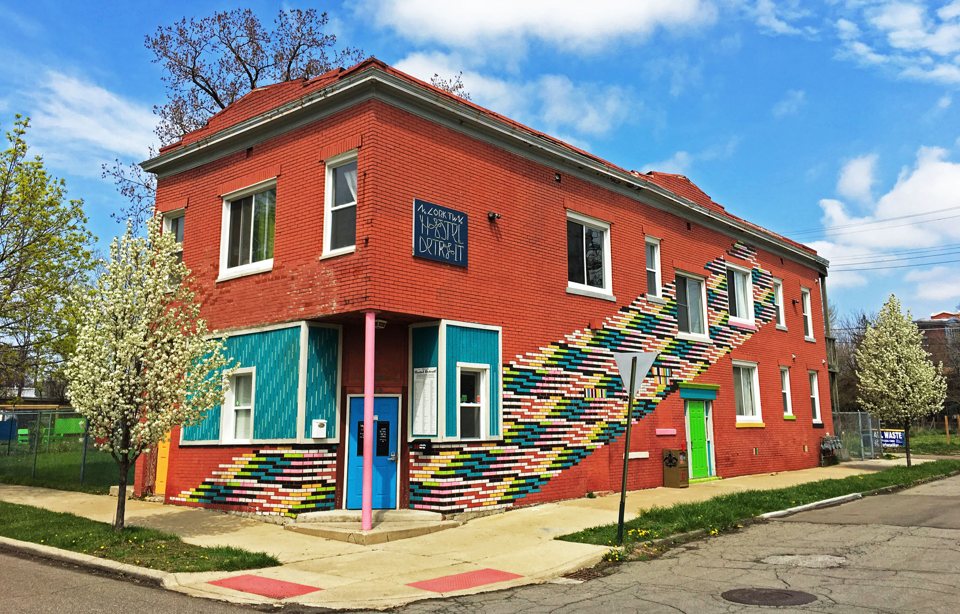 A Hostel Detroit színes mintával festett téglaépülete tavasszal