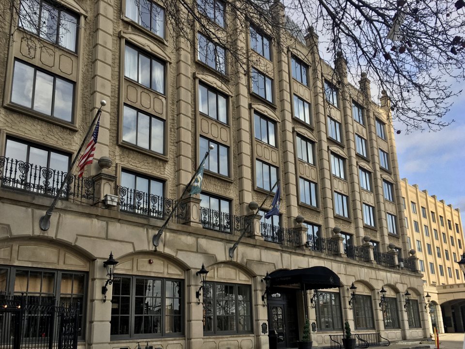 A Hotel Saint Regis mészkő homlokzata a West Grand Boulevardon
