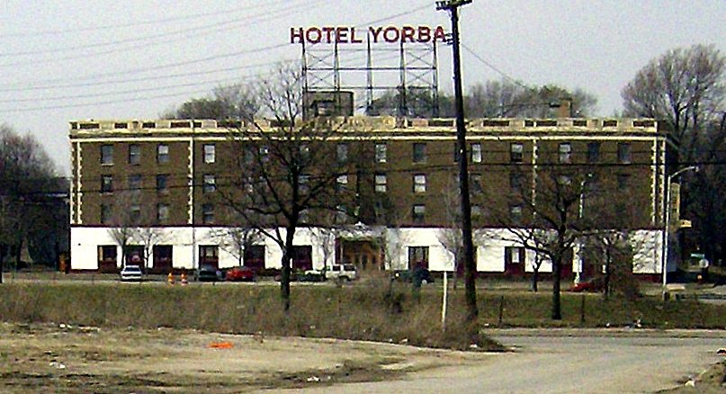 A Hotel Yorba alacsony épülete és tetőfelirata a West Lafayette Boulevardon 2008-ban