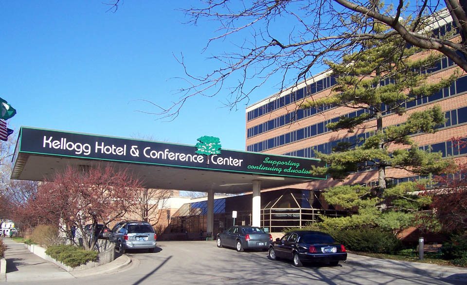A Kellogg Hotel & Conference Center feliratos bejárati előtetője és téglaépülete
