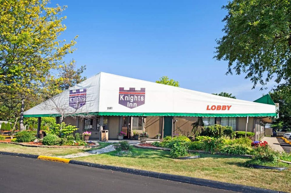 The motel's single-storey building with the lobby entrance and canopy