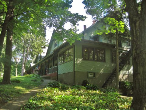 A fogadó épülete a fák között a Lakeshore Road felől, 2014-ben