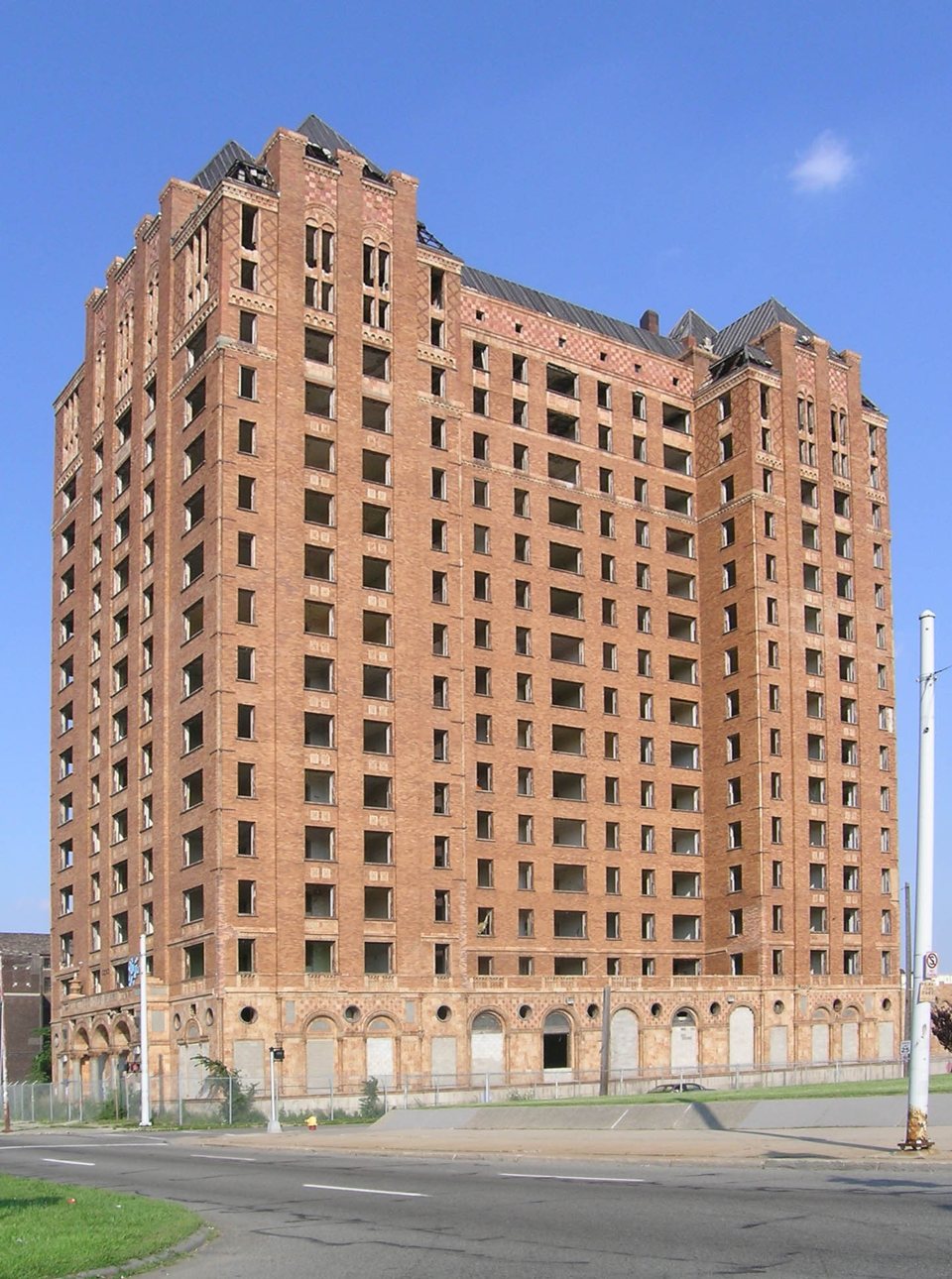 Az elhagyott Lee Plaza téglatornya a West Grand Boulevardon 2008-ban