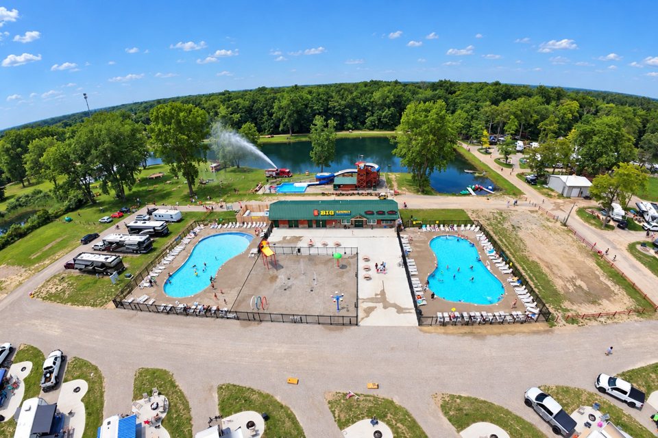 Madártávlati kép a kemping két medencéjéről és a lakóautós helyekről