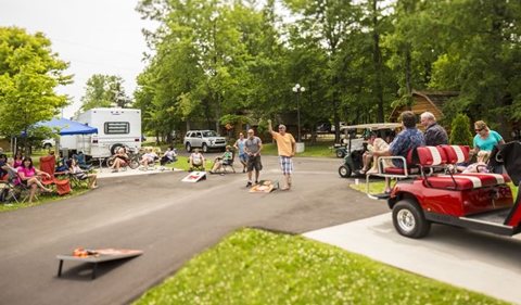 Kemping utca kukoricajátékkal és golfautóval