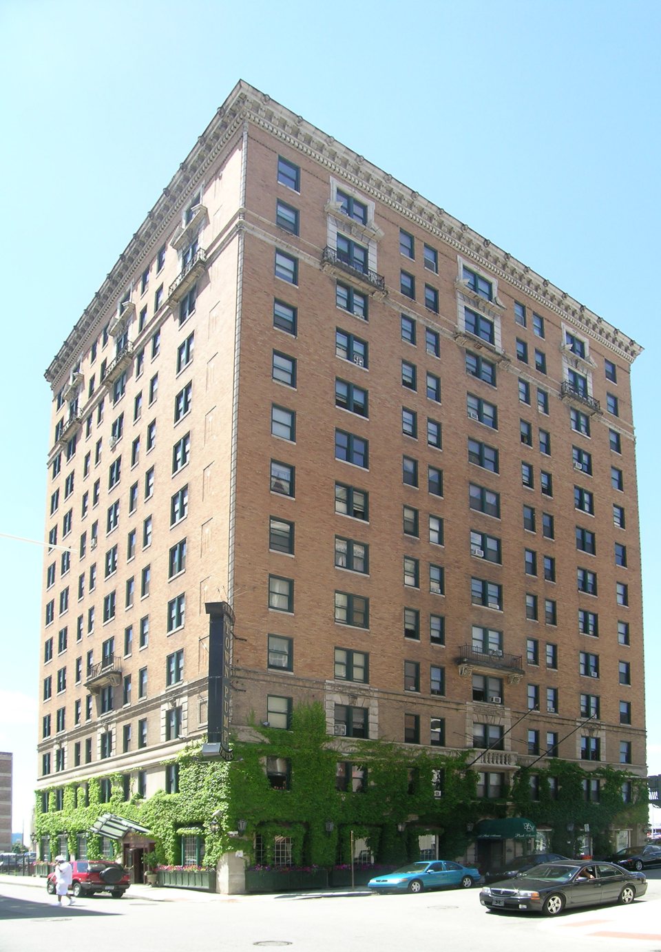 The tall brick former Royal Palm Hotel (Park Avenue House) in 2008