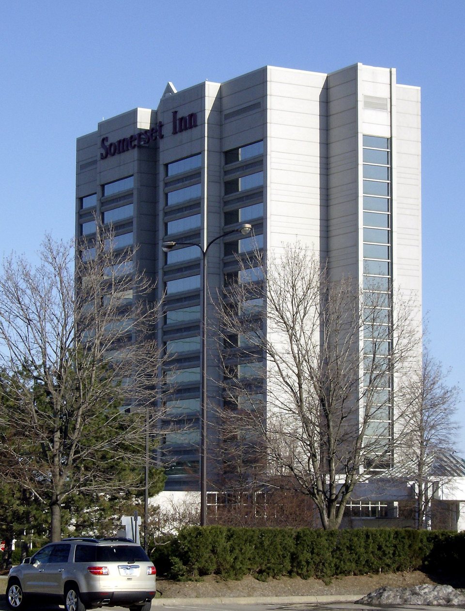 The Somerset Inn's pale hotel tower with its name in Troy, 2008