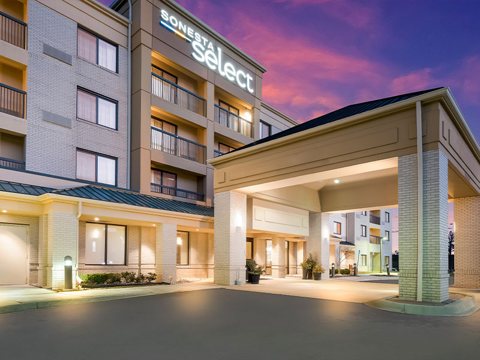 The hotel's covered entrance with the Sonesta Select sign