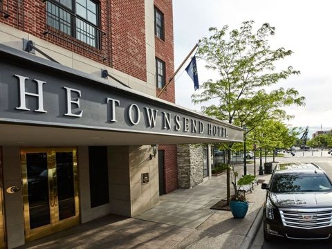 A főbejárat előtetője a The Townsend Hotel felirattal