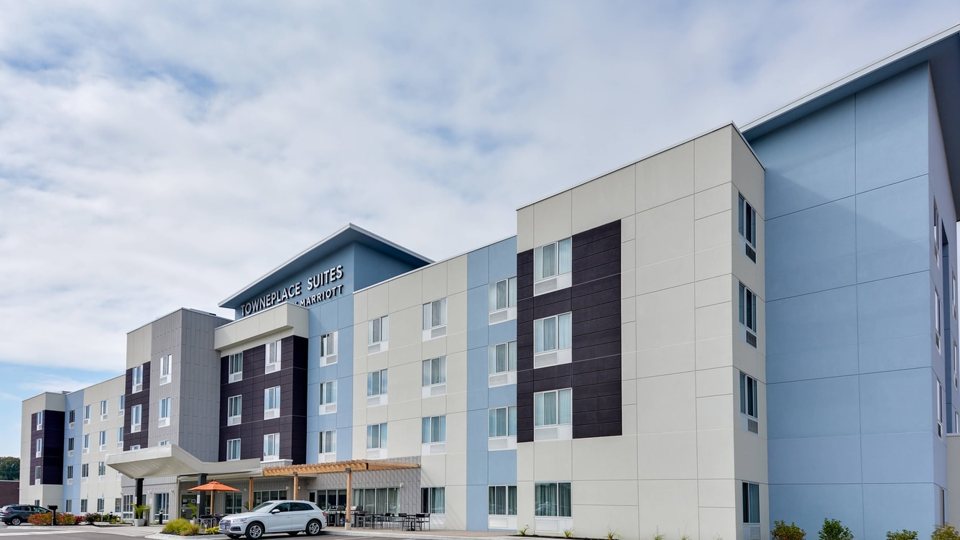 A szálloda négyszintes, modern épülete a TownePlace Suites felirattal