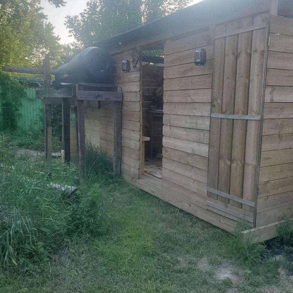 Fa kunyhó a kertben