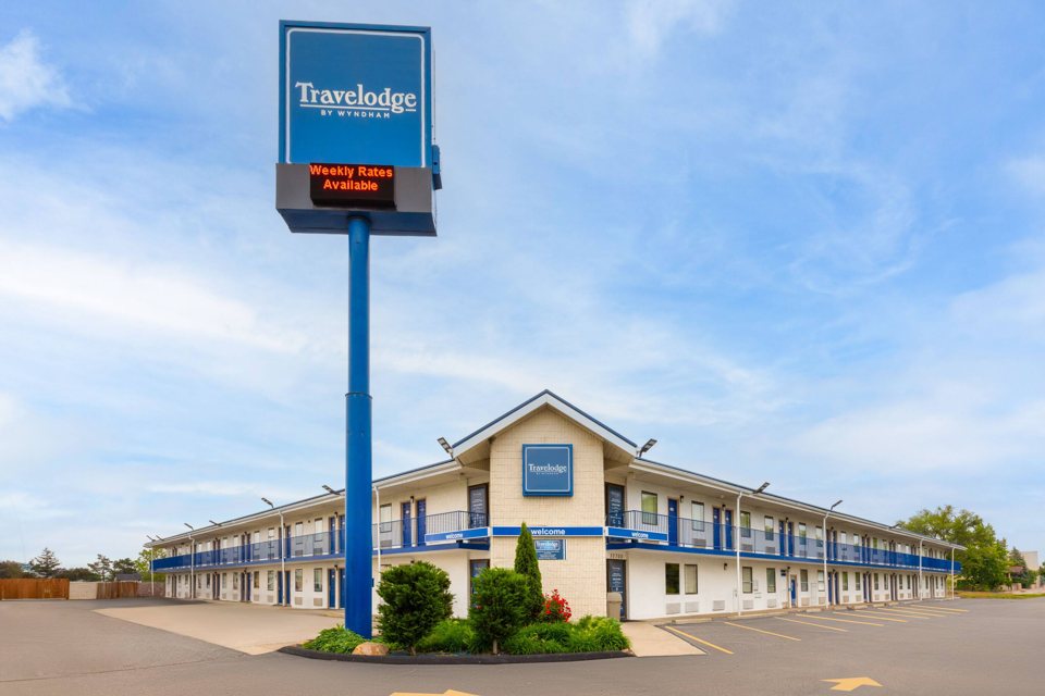 A motel kétszintes épülete a magas Travelodge táblával
