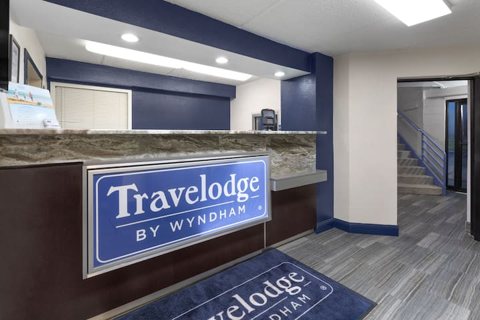 A recepció pultja Travelodge szőnyeggel