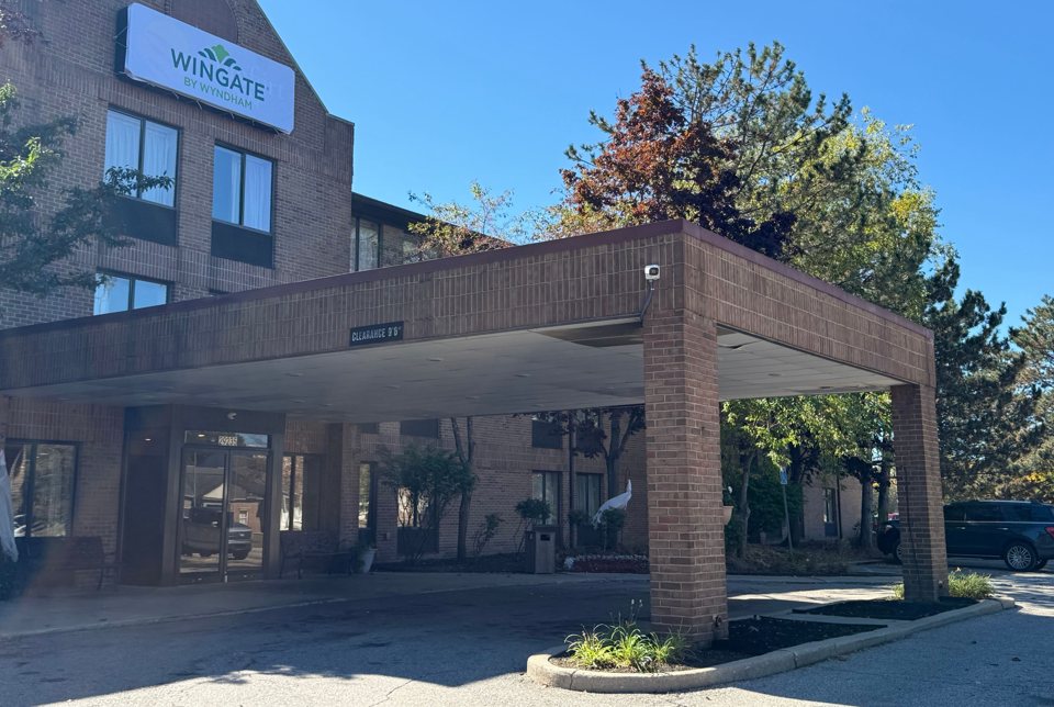 The hotel's brick entrance with a porte-cochere
