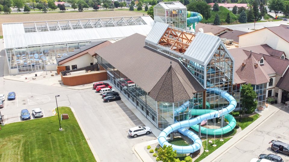A szálloda és a vízipark épülete felülről, a kültéri csúszdákkal