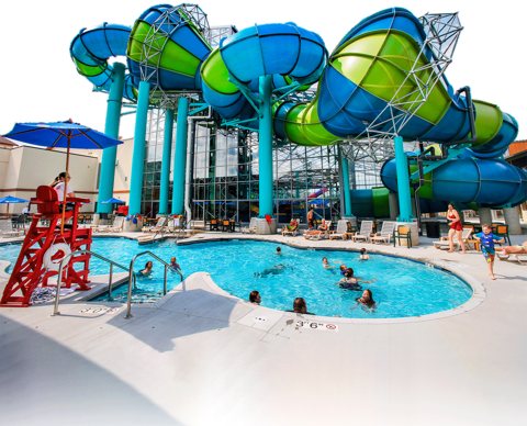 A vízipark színes csúszdatornyai és medencéje