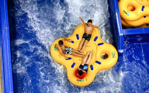 Négyszemélyes úszógumi a vízipark sodró csatornájában, felülről