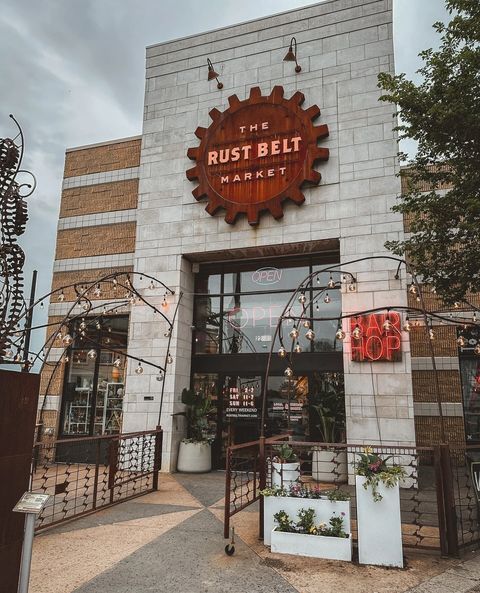 A Rust Belt Market bejárata a nagy, fogaskerék alakú cégér alatt