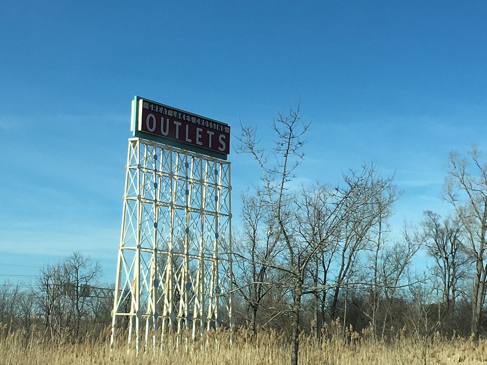 The Great Lakes Crossing sign along I-75