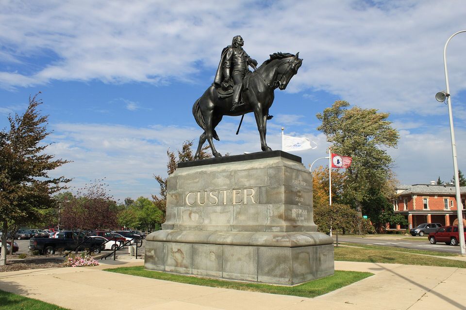 Custer tábornok lovas szobra a belvárosban