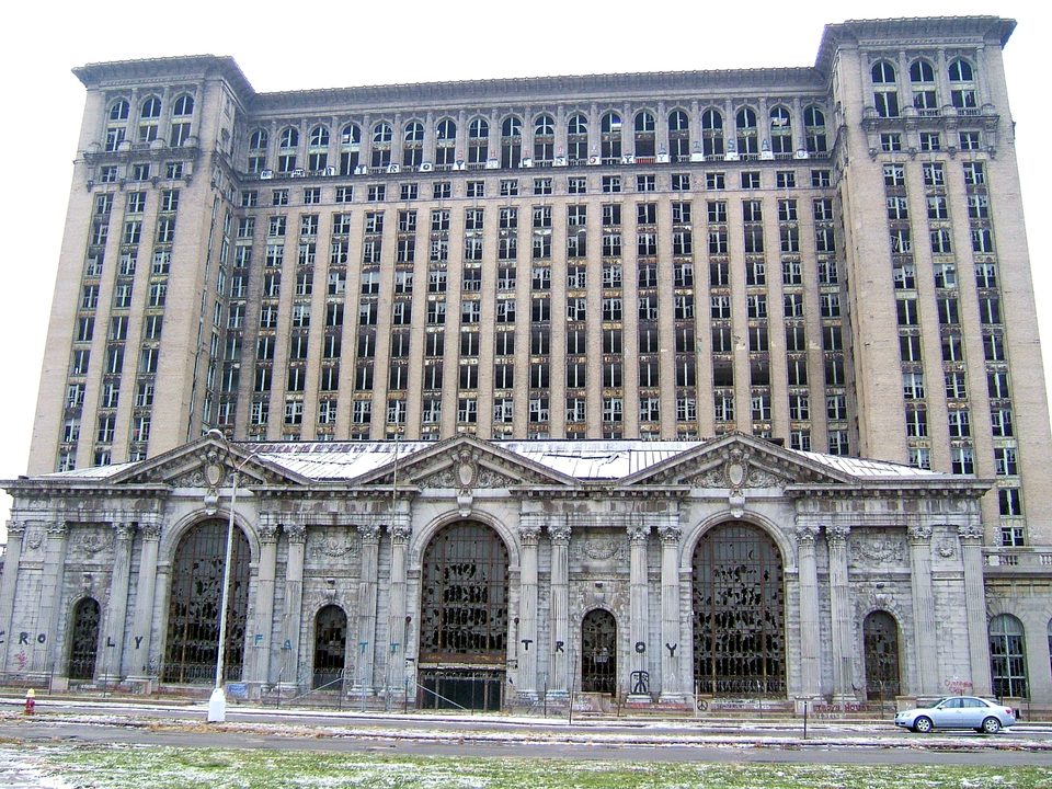 The smashed facade behind a fence on a snowy day, 2007