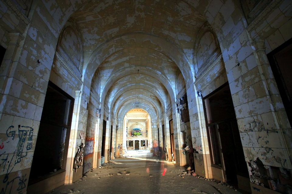 The peeling, graffiti-covered arcade in the ruin years, 2008