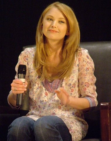 Portrait of Elisabeth Harnois