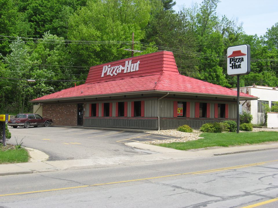 Piros tetős Pizza Hut Athensben, Ohióban, ahol 1966-ban az első Mississippitől keletre nyílt