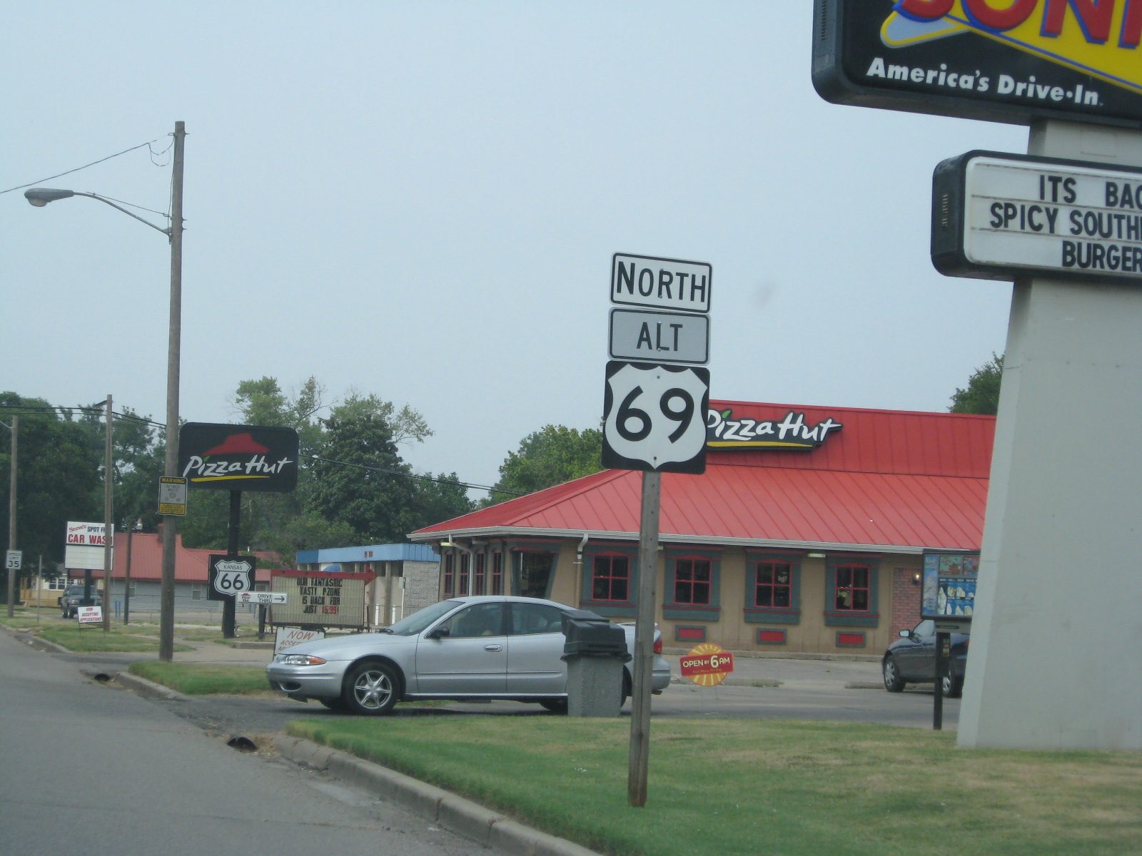 Illusztráció: piros tetős Pizza Hut a 66-os úton (Kansas), nem ez az étterem