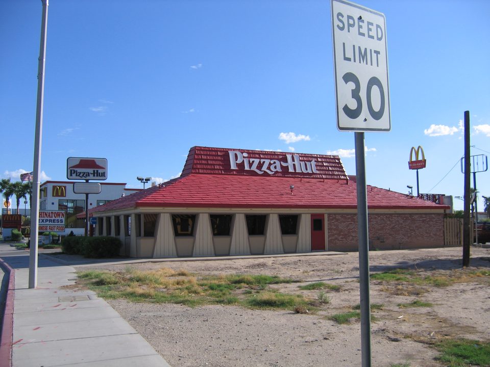 Tankönyvi piros tetős Pizza Hut, Blythe, Kalifornia, 2005