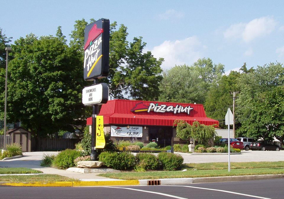 Piros tetős Pizza Hut a klasszikus cégérrel, Bremen, Indiana, 2005