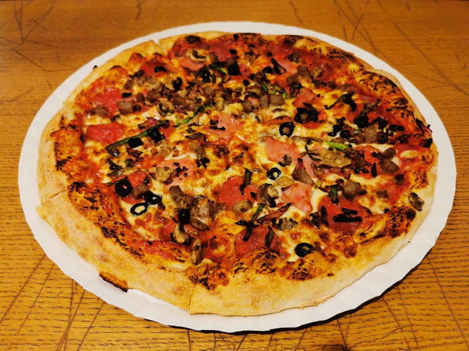 Pizza a békásmegyeri Self Store Pláza Pizza Hutjában, Budapest