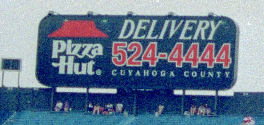 Pizza Hut Delivery óriásplakát a klasszikus logóval, 1991, a Detroit Tigers clevelandi meccsén