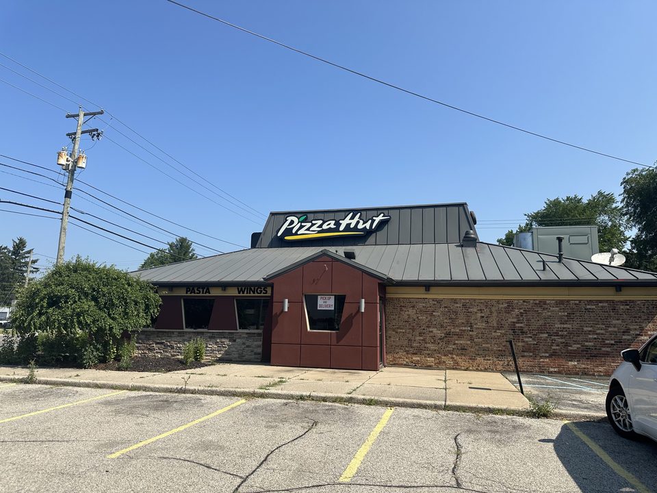 Bezárt régi Pizza Hut a hegyes tetővel és ötszögletű ablakokkal, Elkhart, Indiana