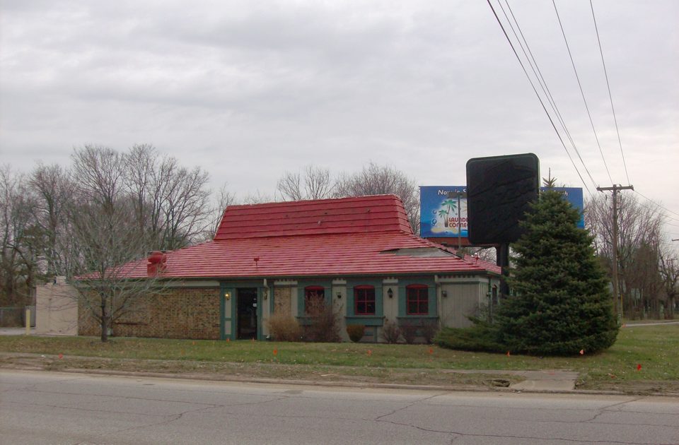 Elhagyott 1970-es évekbeli piros tetős épület, Indianapolis, 2009
