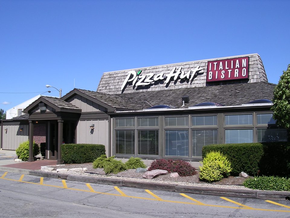 Pizza Hut Italian Bistro egy régi tetős épületben, Indianapolis, 2005